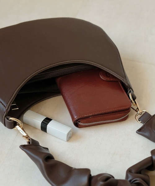 Bab（バブ）の「【WEB限定】ラッフルハンドルショルダーバッグ（ショルダーバッグ・レディース・ブラック/ダークブラウン/ブルー/キャメル/ライトグリーン・ONESIZE）」の11枚目の写真