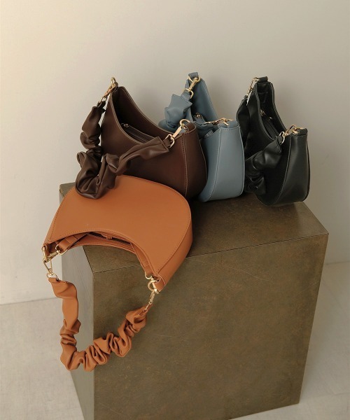 Bab（バブ）の「【WEB限定】ラッフルハンドルショルダーバッグ（ショルダーバッグ・レディース・ブラック/ダークブラウン/ブルー/キャメル/ライトグリーン・ONESIZE）」の15枚目の写真