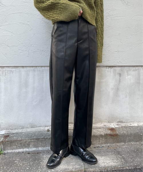 feepur（フェピュール）の「フェイクレザーストレートパンツ（その他パンツ・レディース・ブラック/アイボリー・MEDIUM）」の2枚目の写真