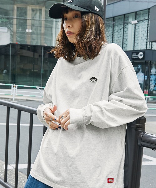 Dickies(ディッキーズ)の「Dickies/ディッキーズ オーバーサイズワッペンロンT(Tシャツ/カットソー・レディース・ブラック/カーキ/サックスブルー/ピンク/ブルー/オートミール/チャコール/ベージュ系2・M/L)」の4枚目の写真