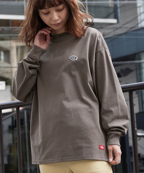 Dickies(ディッキーズ)の「Dickies/ディッキーズ オーバーサイズワッペンロンT(Tシャツ/カットソー・レディース・ブラック/カーキ/サックスブルー/ピンク/ブルー/オートミール/チャコール/ベージュ系2・M/L)」の3枚目の写真