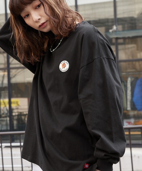 Dickies(ディッキーズ)の「Dickies/ディッキーズ オーバーサイズワッペンロンT(Tシャツ/カットソー・レディース・ブラック/カーキ/サックスブルー/ピンク/ブルー/オートミール/チャコール/ベージュ系2・M/L)」の2枚目の写真