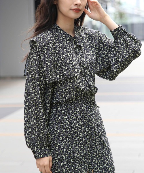 mysty woman（ミスティウーマン）の「ソフト花柄付け襟ブラウス 267555（シャツ/ブラウス・レディース・ブラック/イエロー/ライトベージュ・FREE）」の2枚目の写真