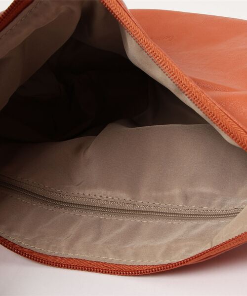 and it_（アンドイット）の「Legato Largo 洗えるフェイクレザー ハンモック ワンショルダーバッグ（ショルダーバッグ・レディース・アイボリー/グレイッシュベージュ/ブラック/ミント/オレンジ/ネイビー/バーガンディー・FREE）」の10枚目の写真