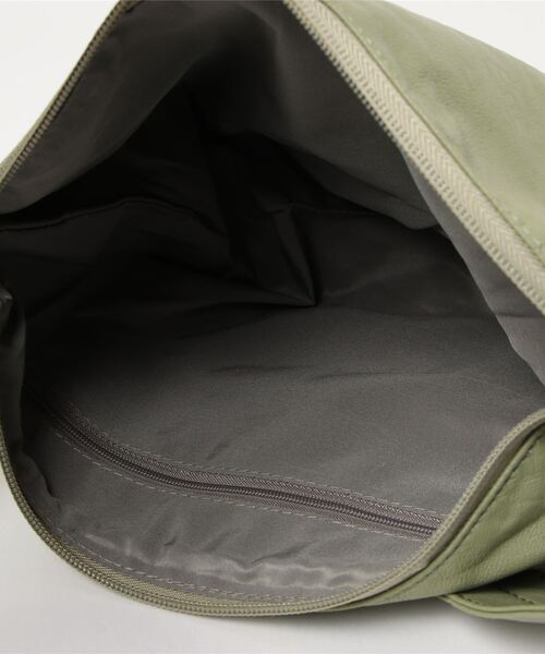 and it_（アンドイット）の「Legato Largo 洗えるフェイクレザー ハンモック ワンショルダーバッグ（ショルダーバッグ・レディース・アイボリー/グレイッシュベージュ/ブラック/ミント/オレンジ/ネイビー/バーガンディー・FREE）」の13枚目の写真