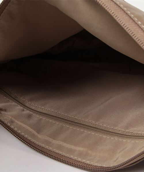 and it_（アンドイット）の「Legato Largo 洗えるフェイクレザー ハンモック ワンショルダーバッグ（ショルダーバッグ・レディース・アイボリー/グレイッシュベージュ/ブラック/ミント/オレンジ/ネイビー/バーガンディー・FREE）」の14枚目の写真