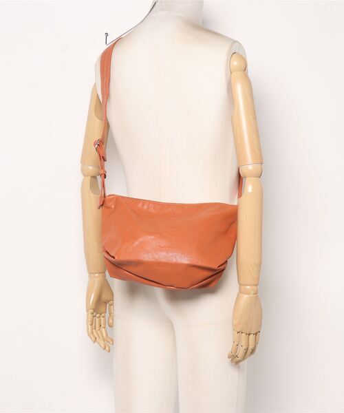 and it_（アンドイット）の「Legato Largo 洗えるフェイクレザー ハンモック ワンショルダーバッグ（ショルダーバッグ・レディース・アイボリー/グレイッシュベージュ/ブラック/ミント/オレンジ/ネイビー/バーガンディー・FREE）」の15枚目の写真