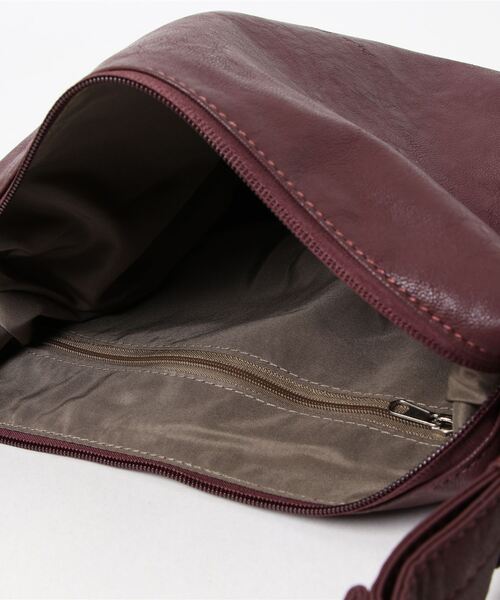 and it_（アンドイット）の「Legato Largo 洗えるフェイクレザー ハンモック ワンショルダーバッグ（ショルダーバッグ・レディース・アイボリー/グレイッシュベージュ/ブラック/ミント/オレンジ/ネイビー/バーガンディー・FREE）」の16枚目の写真