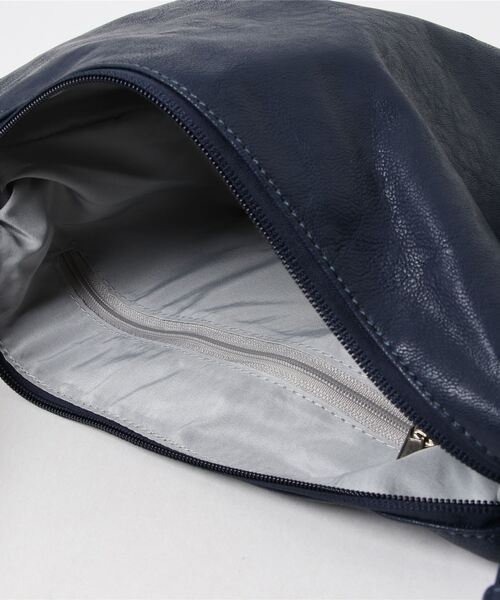 and it_（アンドイット）の「Legato Largo 洗えるフェイクレザー ハンモック ワンショルダーバッグ（ショルダーバッグ・レディース・アイボリー/グレイッシュベージュ/ブラック/ミント/オレンジ/ネイビー/バーガンディー・FREE）」の17枚目の写真