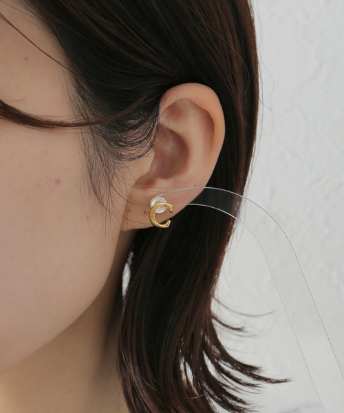 plage(プラージュ)の「【SYMPATHY OF SOUL/シンパシーオブソウル】 イニシャルピアス C(片耳のみ)(ピアス(両耳用)・レディース・ゴールド・FREE)」の9枚目の写真
