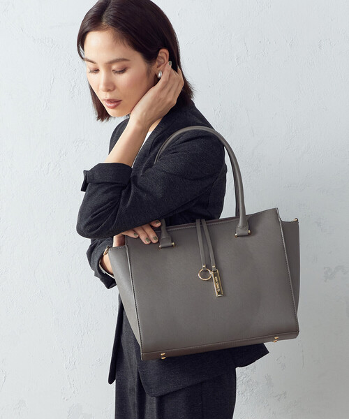 MONO　COMME CA（モノコムサ）の「ロゴプレートトートバッグ（トートバッグ・レディース・ブラック/モカ/グレイッシュベージュ・FREE）」の3枚目の写真