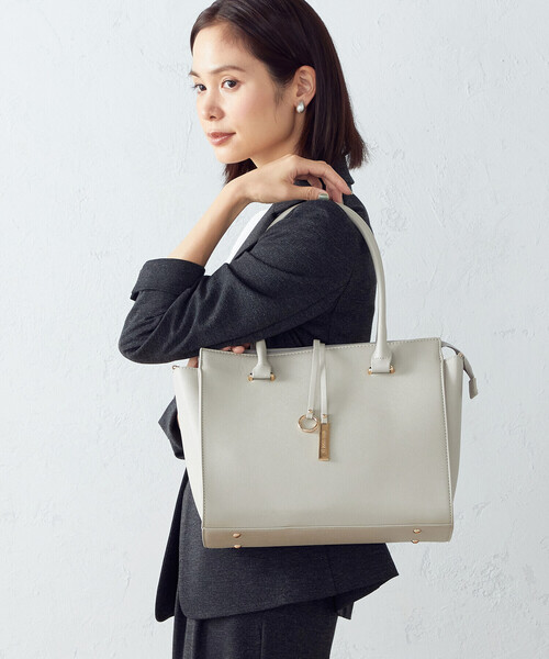 MONO　COMME CA（モノコムサ）の「ロゴプレートトートバッグ（トートバッグ・レディース・ブラック/モカ/グレイッシュベージュ・FREE）」の4枚目の写真