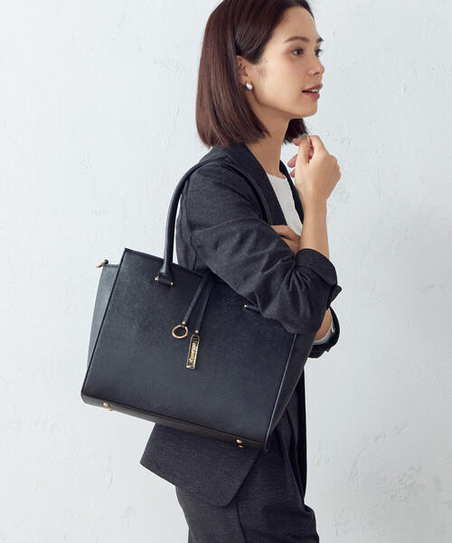 MONO　COMME CA（モノコムサ）の「ロゴプレートトートバッグ（トートバッグ・レディース・ブラック/モカ/グレイッシュベージュ・FREE）」の2枚目の写真