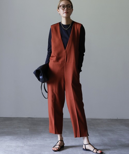 HERENCIA(ヘレンチア)の「Vネック ショルダーパイピング テーパード サロペット(サロペット/オーバーオール・レディース・ブラック/テラコッタ・MEDIUM)」の2枚目の写真