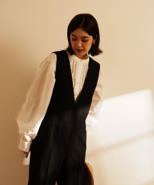 HERENCIA(ヘレンチア)の「Vネック ショルダーパイピング テーパード サロペット(サロペット/オーバーオール・レディース・ブラック/テラコッタ・MEDIUM)」の4枚目の写真