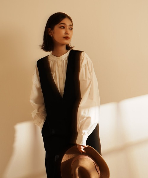 HERENCIA(ヘレンチア)の「Vネック ショルダーパイピング テーパード サロペット(サロペット/オーバーオール・レディース・ブラック/テラコッタ・MEDIUM)」の3枚目の写真