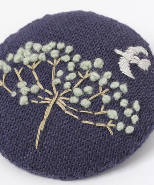 studio CLIP（スタディオクリップ）の「Aサークル刺繍ブローチ（ブローチ/コサージュ・レディース・ネイビー/アイボリー・FREE）」の5枚目の写真