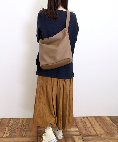 COOCO（クーコ）の「ソフトフェイクレザーワンショルダーバッグ／Ａ４対応（ショルダーバッグ・レディース・キャメル/ライトグリーン/ライトグレー/アイボリー/グレー系その他/カーキ/サックスブルー/ブラック・9）」の4枚目の写真