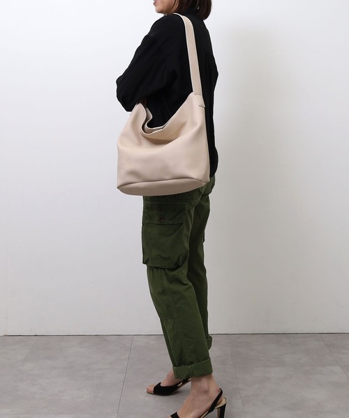 COOCO（クーコ）の「ソフトフェイクレザーワンショルダーバッグ／Ａ４対応（ショルダーバッグ・レディース・キャメル/ライトグリーン/ライトグレー/アイボリー/グレー系その他/カーキ/サックスブルー/ブラック・9）」の13枚目の写真