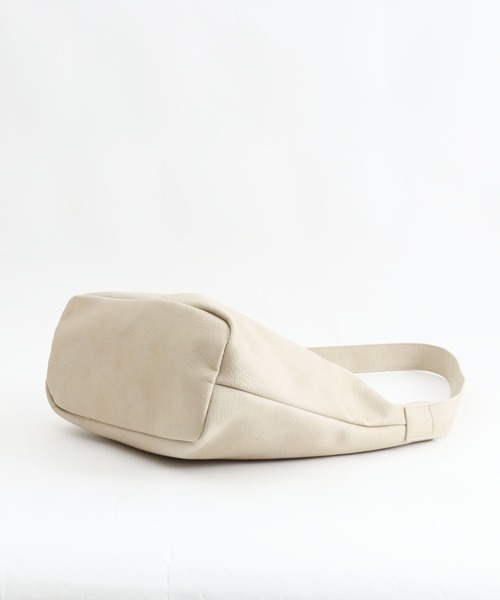 COOCO（クーコ）の「ソフトフェイクレザーワンショルダーバッグ／Ａ４対応（ショルダーバッグ・レディース・キャメル/ライトグリーン/ライトグレー/アイボリー/グレー系その他/カーキ/サックスブルー/ブラック・9）」の12枚目の写真