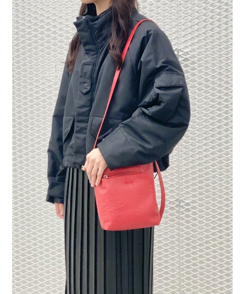 ZUCCa(ズッカ)の「EMBOSSバッグ / バッグ(ショルダーバッグ・レディース・ホワイト/ブラック/シルバー/ネイビー/レッド/ブラウン/ゴールド・FREE)」の5枚目の写真