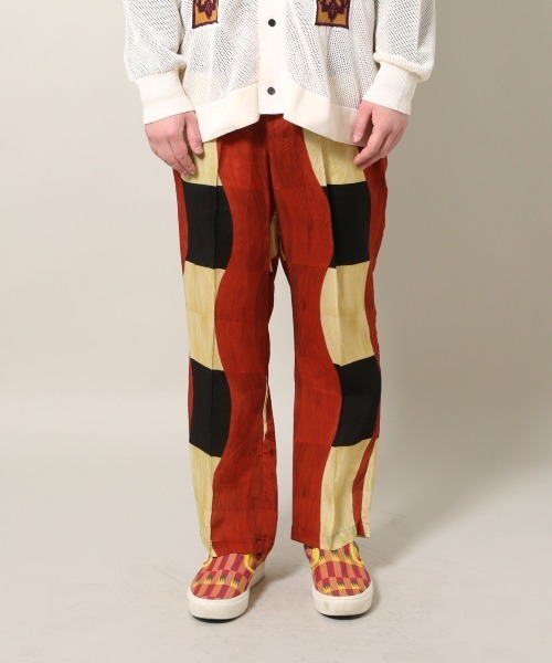 TOGA(トーガ)の「TOGA Inner print pants(その他パンツ・メンズ・レッド・48/46)」の2枚目の写真