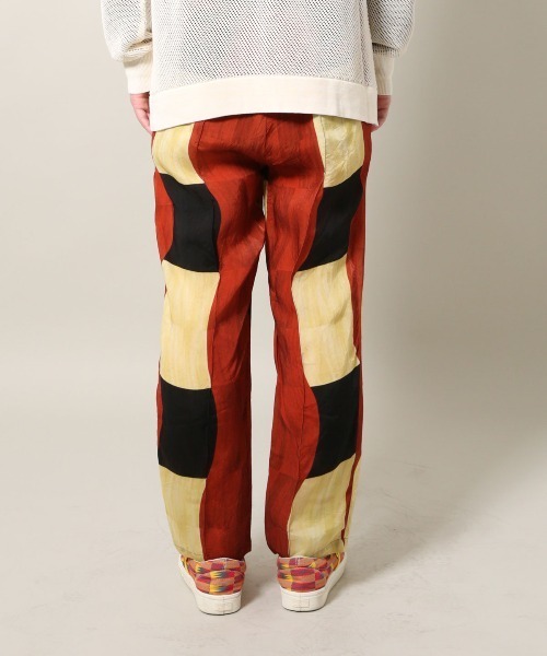 TOGA(トーガ)の「TOGA Inner print pants(その他パンツ・メンズ・レッド・48/46)」の3枚目の写真