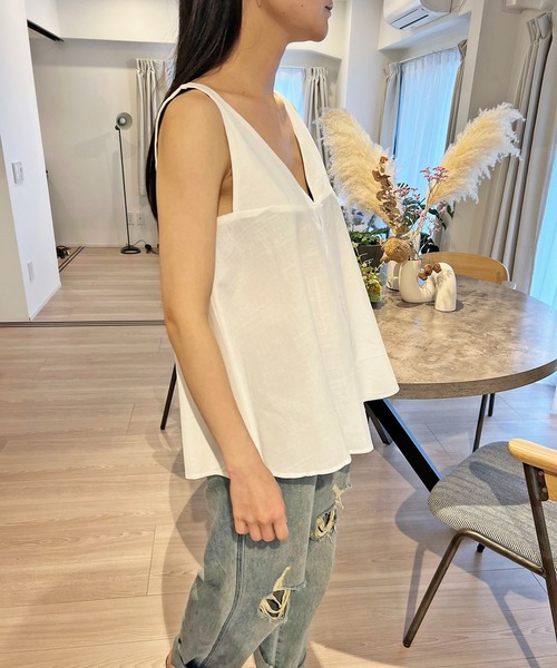 Jewelobe(ジュエローブ)の「Vネックタックフレアノースリーブチュニック(キャミソール・レディース・サックスブルー/ホワイト/ブラック/ベージュ・FREE)」の8枚目の写真