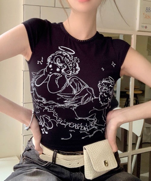 KICKSEWING(キックスウィング)の「KICKSEWING エンジェルデザインプリントクロップTシャツ(Tシャツ/カットソー・レディース・ブラック/ライトベージュ・FREE)」の16枚目の写真