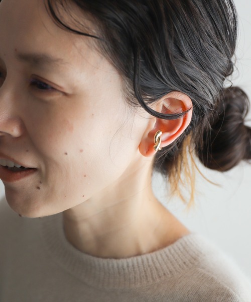 rapiecage（ラピエサージュ）の「ダブルカーブイヤカフ（イヤーカフ・レディース・ゴールド/シルバー・FREE）」の4枚目の写真