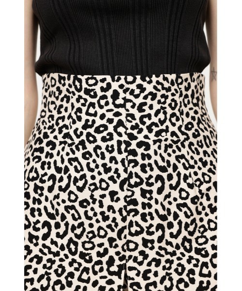SLY(スライ)の「BOX PLEATS STRETCHY S/PT ボックスプリーツ ストレッチ ショートパンツ 無地 レオパード 柄(スラックス・レディース・ブラック/マルチ・0/1/2)」の15枚目の写真