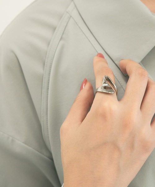 KBF（ケイビーエフ）の「ステンレスツイストリング（リング・レディース・シルバー/ゴールド・ONE）」の2枚目の写真