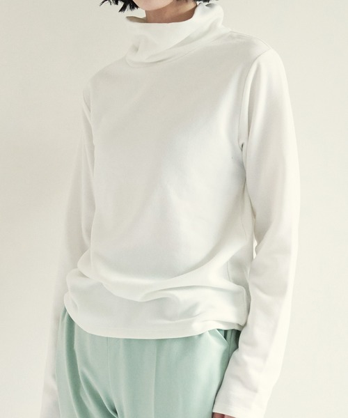 for/c(フォーシー)の「裏起毛ハイネックプルオーバー【サスティナブル】(Tシャツ/カットソー・レディース・アイボリー/ブラック・L/M/LL)」の2枚目の写真