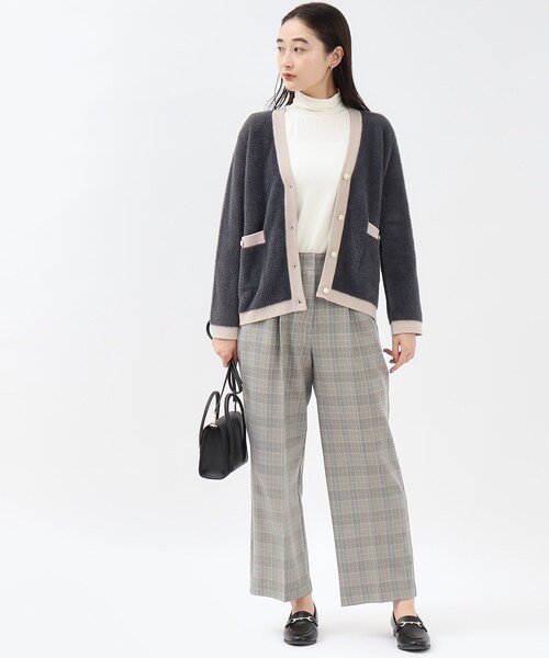 OPAQUE.CLIP（オペークドットクリップ）の「◆フェザーヤーン配色Vネックニットカーディガン【洗濯機洗い可】（カーディガン/ボレロ・レディース・チャコール/ベージュ系その他7・40/38）」の3枚目の写真