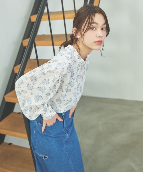 mysty woman(ミスティウーマン)の「ミモザ柄ブラウス 104211(シャツ/ブラウス・レディース・ブラック/イエロー/ブルー・FREE)」の3枚目の写真