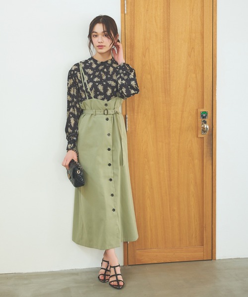 mysty woman(ミスティウーマン)の「ミモザ柄ブラウス 104211(シャツ/ブラウス・レディース・ブラック/イエロー/ブルー・FREE)」の5枚目の写真