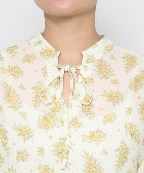 mysty woman(ミスティウーマン)の「ミモザ柄ブラウス 104211(シャツ/ブラウス・レディース・ブラック/イエロー/ブルー・FREE)」の13枚目の写真