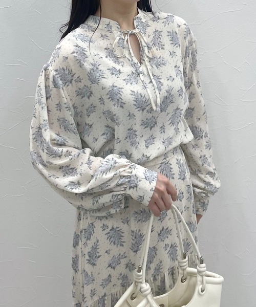 mysty woman(ミスティウーマン)の「ミモザ柄ブラウス 104211(シャツ/ブラウス・レディース・ブラック/イエロー/ブルー・FREE)」の20枚目の写真