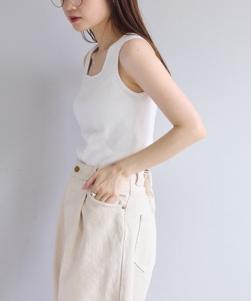 PUAL CE CIN（ピュアルセシン）の「【Du noir】リネンタッチスクエアネックタンクトップ（タンクトップ・レディース・ブラック/グレイッシュベージュ/オフホワイト・FREE）」の4枚目の写真