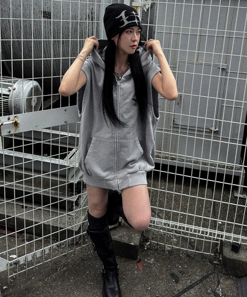 A‘gem 9（エージェムナイン）の「A'GEM/9 × .kom 『A'GEM/9/エージェムナイン』 /フード付きベスト（ベスト・メンズ・グレー/チャコールグレー・FREE）」の8枚目の写真