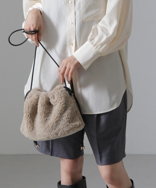 NANO universe（ナノユニバース）の「フェイクファー巾着バッグ（ショルダーバッグ・レディース・ベージュ/ブラウン・FREE）」の2枚目の写真