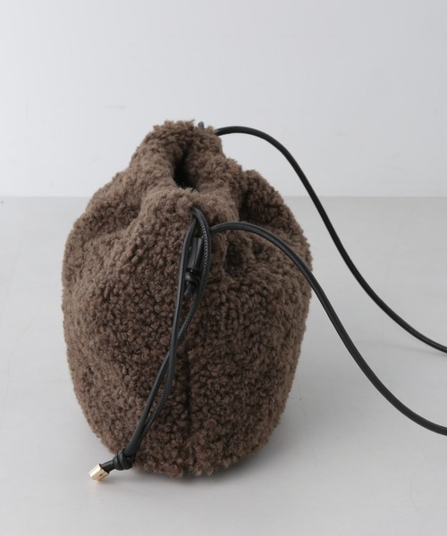 NANO universe（ナノユニバース）の「フェイクファー巾着バッグ（ショルダーバッグ・レディース・ベージュ/ブラウン・FREE）」の5枚目の写真