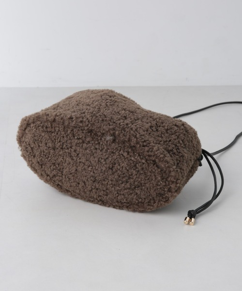 NANO universe（ナノユニバース）の「フェイクファー巾着バッグ（ショルダーバッグ・レディース・ベージュ/ブラウン・FREE）」の7枚目の写真