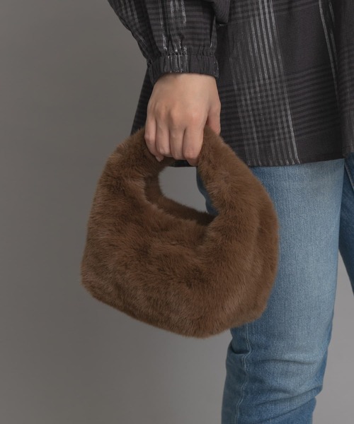 LE VERNIS（ル・ベルニ）の「LE VERNIS　フェイクファーマイクロバッグ（ハンドバッグ・レディース・ブラウン/ライトベージュ/パープル・ONE）」の2枚目の写真