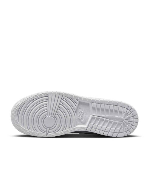 JORDAN BRAND（ジョーダンブランド）の「《親子コーデ対応商品》エア ジョーダン 1 LOW ジュニアシューズ / Air Jordan 1 Low Big Kids' Shoes 553560-136 White（スニーカー・キッズ・ホワイト系その他4・22.5/23/23.5/24/24.5/25）」の2枚目の写真