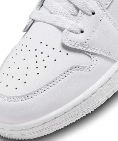 JORDAN BRAND（ジョーダンブランド）の「《親子コーデ対応商品》エア ジョーダン 1 LOW ジュニアシューズ / Air Jordan 1 Low Big Kids' Shoes 553560-136 White（スニーカー・キッズ・ホワイト系その他4・22.5/23/23.5/24/24.5/25）」の7枚目の写真
