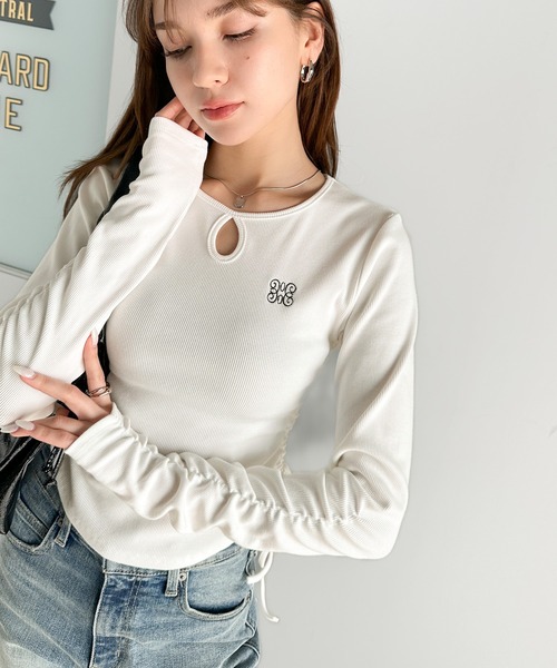 mily bilet(ミウィビレット)の「【mily bilet】着こなし思いのまま。ロゴ刺繍サイドギャザーリブカットソー(長袖)(Tシャツ/カットソー・レディース・杢グレー/チャコールグレー/アイボリー/ブラック・X-LARGE/SMALL/MEDIUM/LARGE)」の2枚目の写真