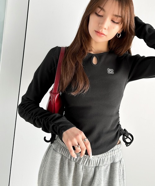 mily bilet(ミウィビレット)の「【mily bilet】着こなし思いのまま。ロゴ刺繍サイドギャザーリブカットソー(長袖)(Tシャツ/カットソー・レディース・杢グレー/チャコールグレー/アイボリー/ブラック・X-LARGE/SMALL/MEDIUM/LARGE)」の5枚目の写真