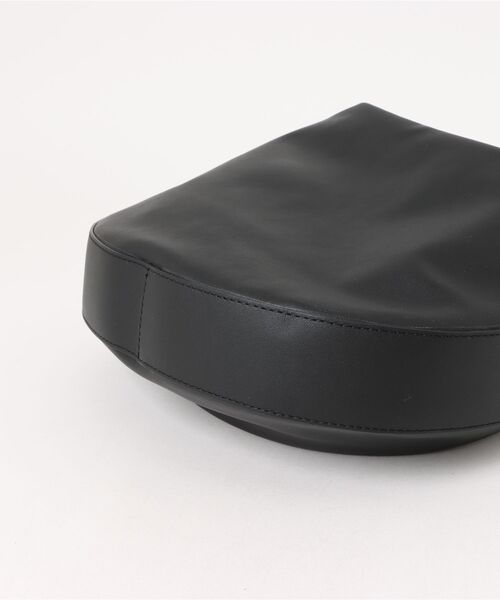 LORISTELLA（ロリステッラ）の「ソフトレザーラウンドバッグ《LORISTELLA》（ショルダーバッグ・レディース・オフホワイト/ブラック/モカ・フリー）」の13枚目の写真