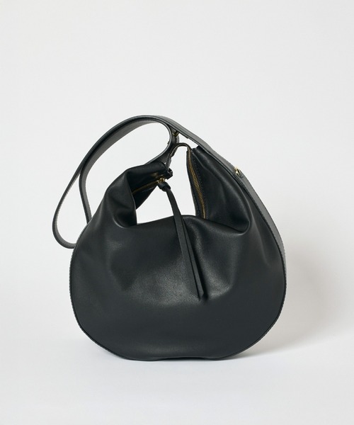 LORISTELLA（ロリステッラ）の「ソフトレザーラウンドバッグ《LORISTELLA》（ショルダーバッグ・レディース・オフホワイト/ブラック/モカ・フリー）」の2枚目の写真